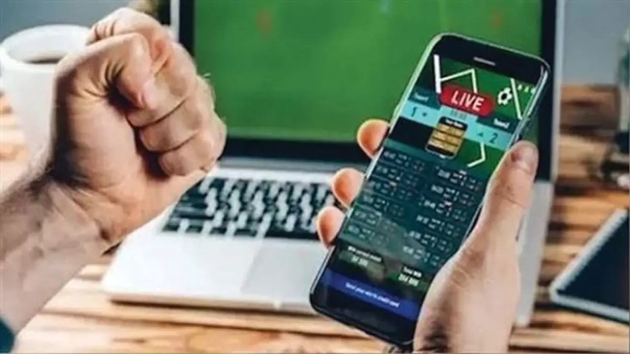 المراهنات الإلكترونية: مليارات في العالم وضحايا في مصر