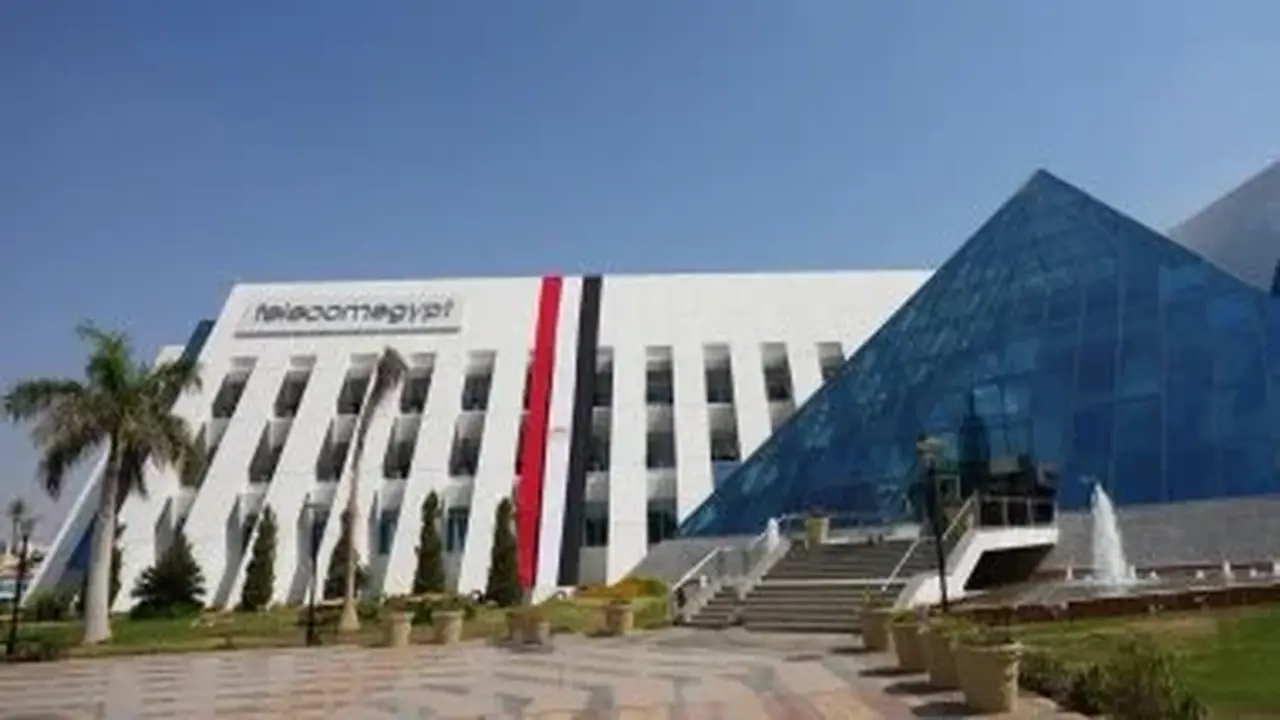 المصرية للاتصالات ترفع علم مصر احتفالًا بتأهل المنتخب إلى دور الـ16 في كأس العالم 2026