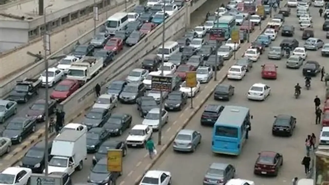 النشرة المرورية: حركة مرورية منتظمة وكثافات متحركة في القاهرة والجيزة