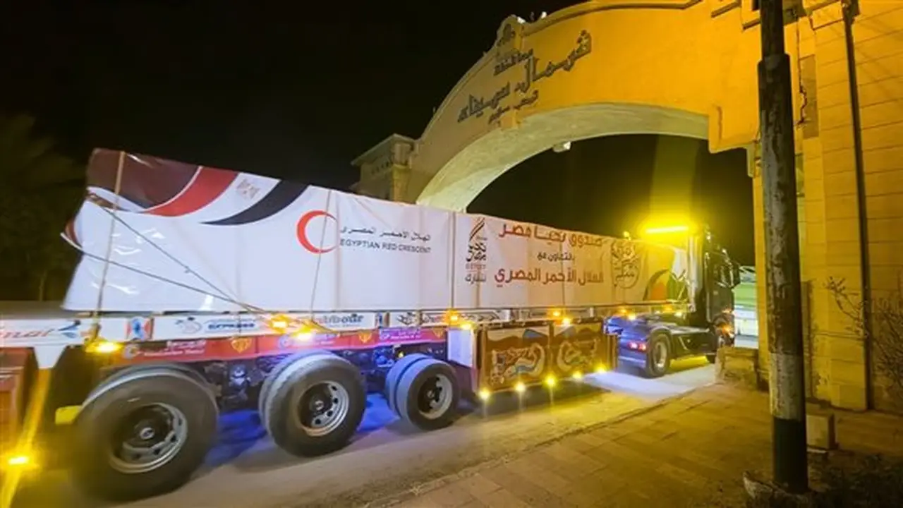 الهلال الأحمر المصري يرسل أكثر من 92 ألف سلة غذائية وأطنان من المساعدات الطبية والإغاثية إلى قطاع غزة