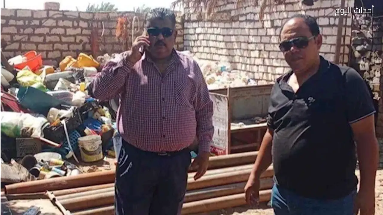 الوادي الجديد تلاحق تجارة أغطية الصرف الصحي في مخازن الخردة