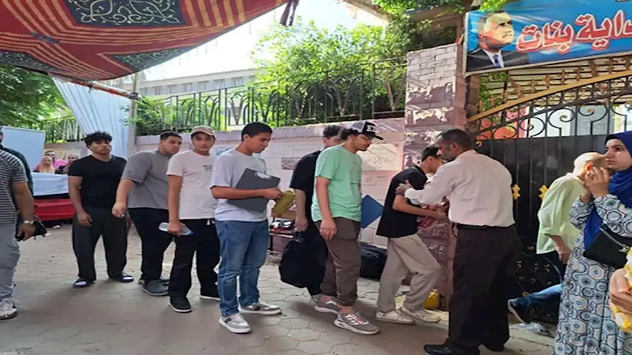 طلاب الثانوية العامة بالنظام القديم يؤدون امتحان التفاضل والتكامل اليوم