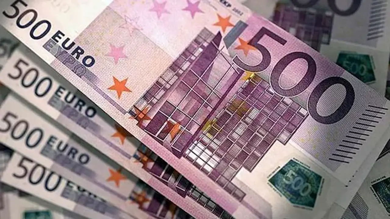 تراجع سعر اليورو أمام الجنيه في 4 بنوك وارتفاعه في بنك القاهرة خلال تعاملات اليوم