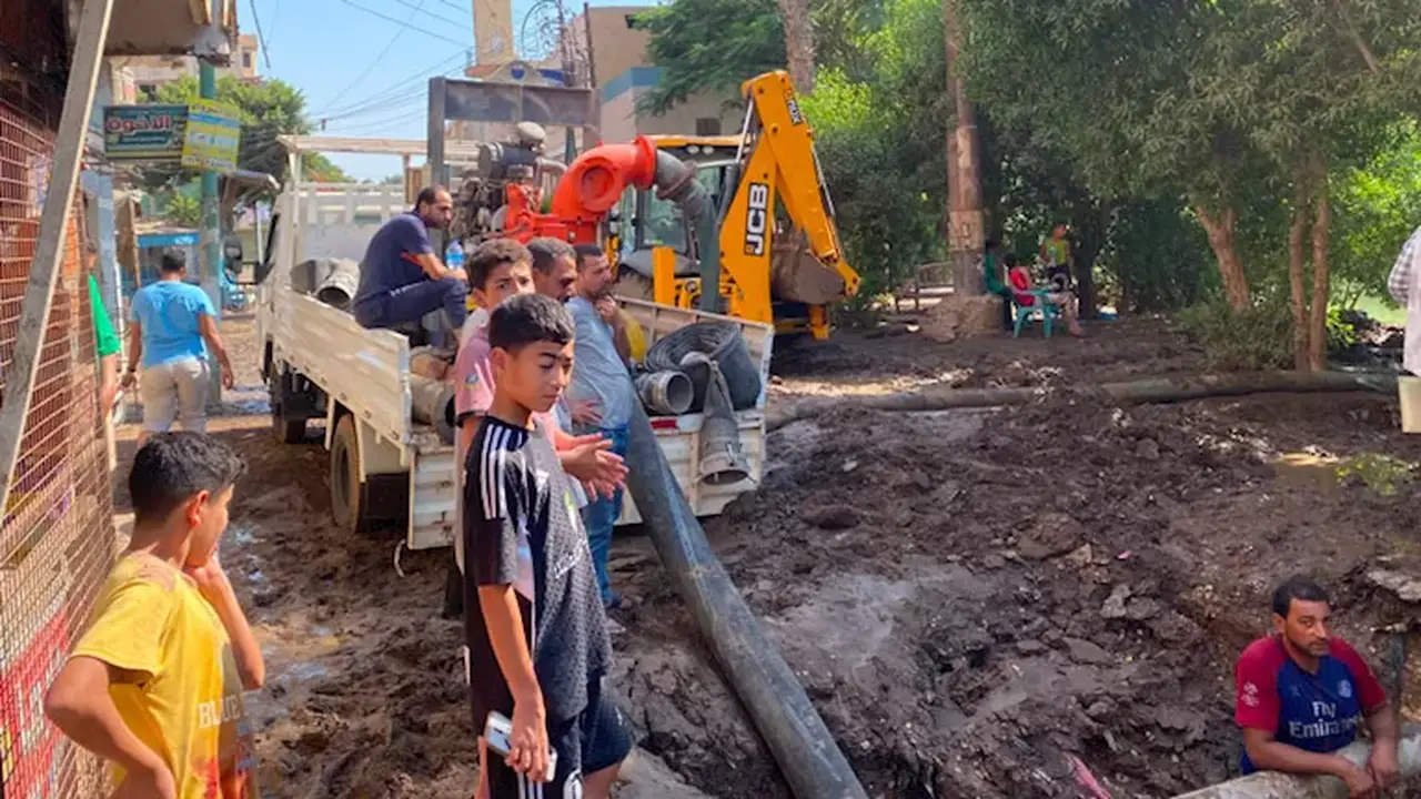 انقطاع المياه عن قريتي ميت حلفا وبلقس في قليوب.. الشركة تستنفر فرق الطوارئ لإصلاح العطل – صور