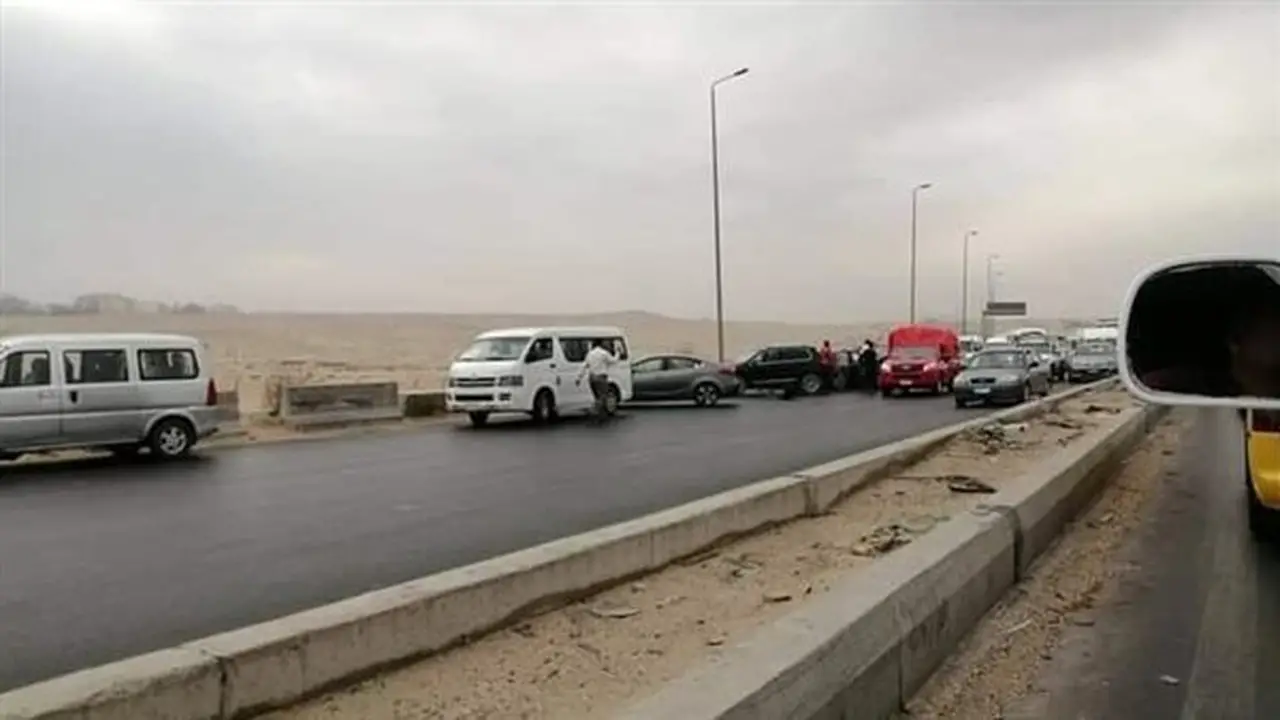 انقلاب جرار ملح على طريق سيوة مطروح يتسبب في تعطل الحركة المرورية