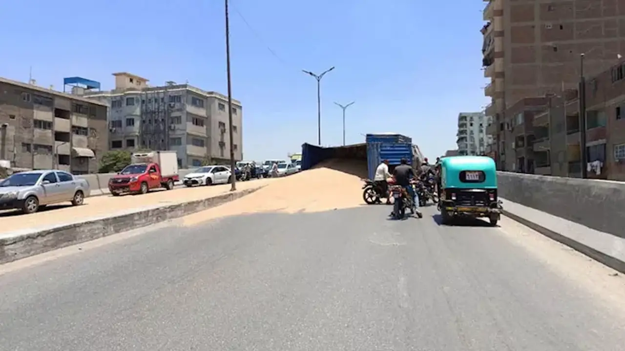 انقلاب سيارة محملة بالقمح على كوبري الشارع الجديد في شبرا الخيمة