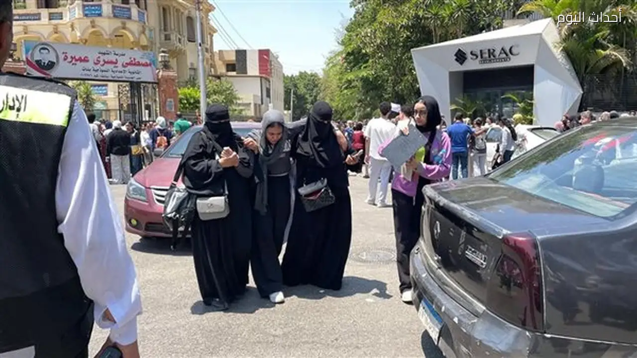 طلاب الثانوية العامة في القاهرة ينهارون بالبكاء بعد امتحان الكيمياء الصعب (فيديو وصور)