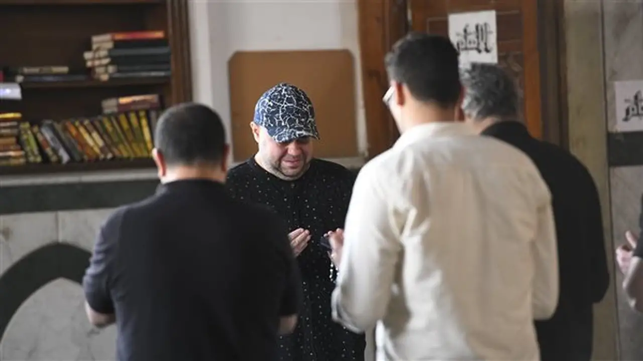 مدحت تيخا ينهار أثناء وداع الفنان أحمد جلال عبد القوي