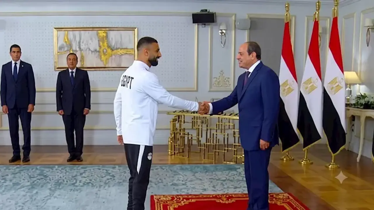 الرئيس السيسي: محمد صلاح نموذج يحتذى به في كرة القدم المصرية