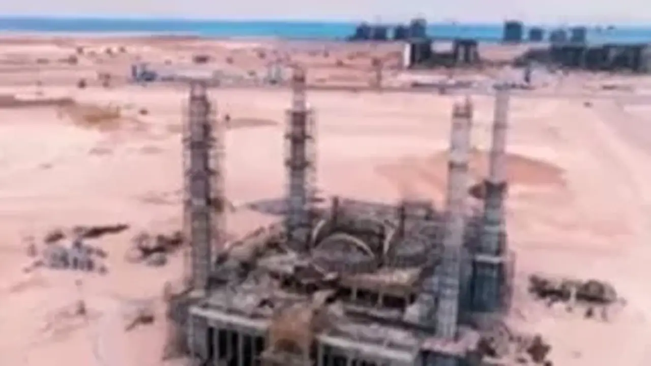 بأيدٍ مصرية.. 65 ألف عامل ومهندس يسطرون ملحمة بناء مدينة العلمين الجديدة