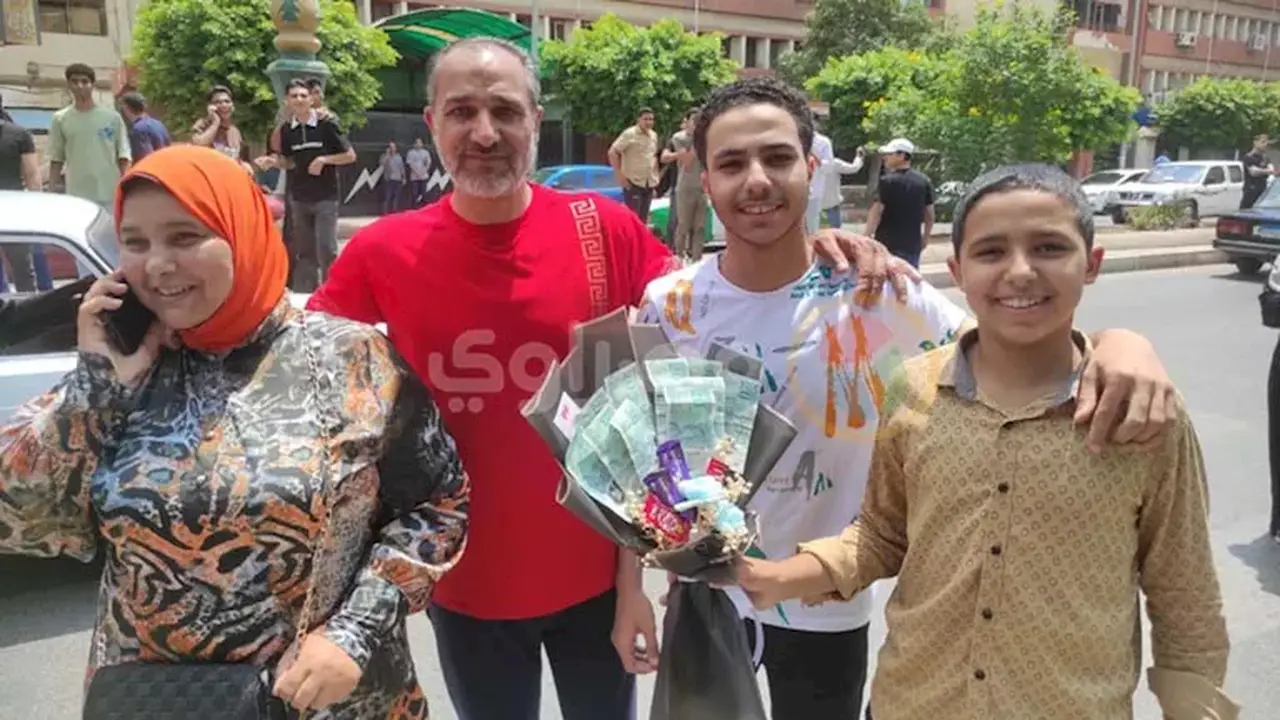 أمهات البحيرة يحتفلن بطلاب الثانوية العامة بهدايا غير تقليدية – صور