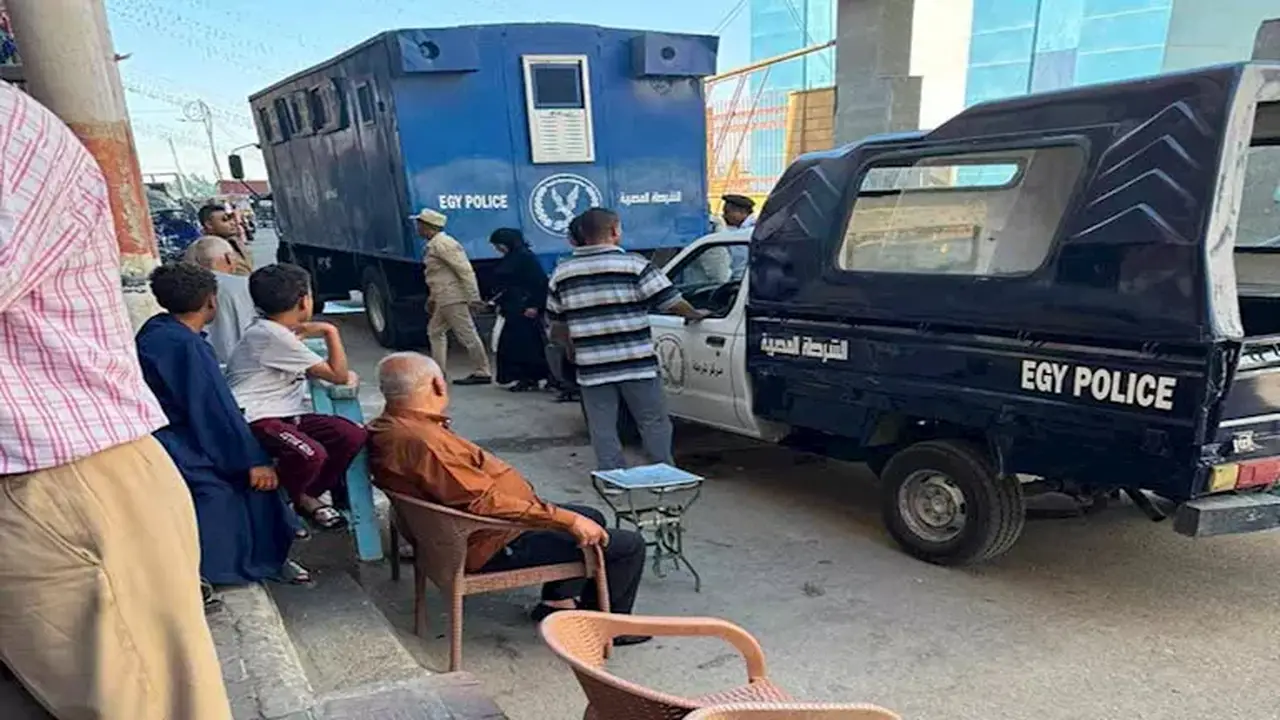 بالصور: أول ظهور للمتهمتين في مشاجرة نسائية بالأسلحة الآلية أمام نيابة قنا