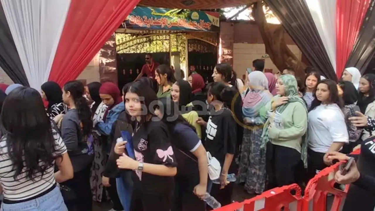 صور توثق إجراءات دخول طلاب الثانوية العامة قبل امتحاني الفيزياء والتاريخ
