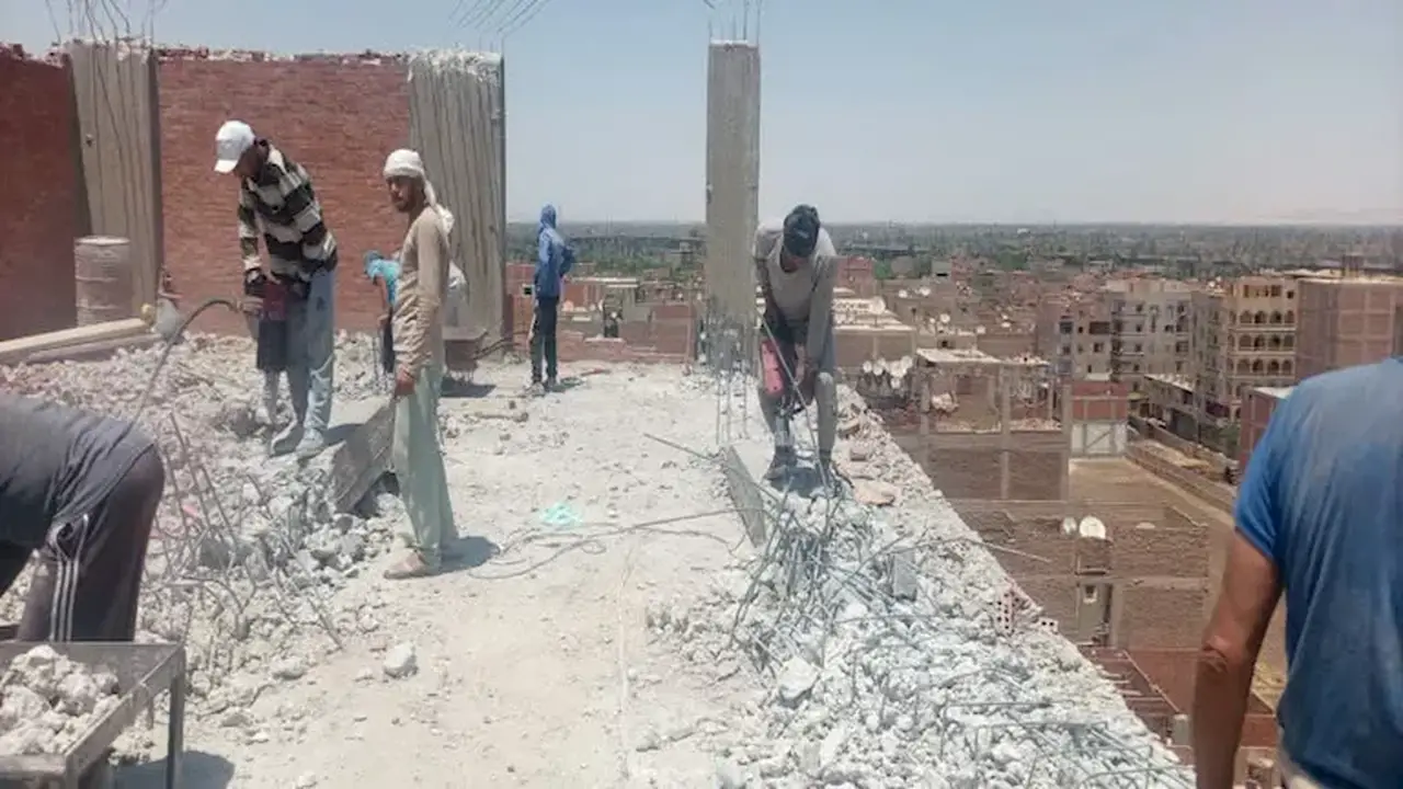 استمرار أعمال إزالة الأدوار الخطرة في العقار المائل بأسيوط