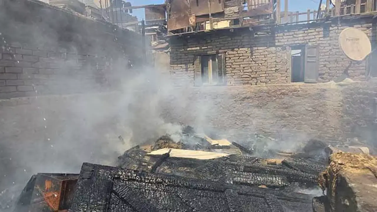 صور: السيطرة على حريق في سطح منزل بشبرا الخيمة