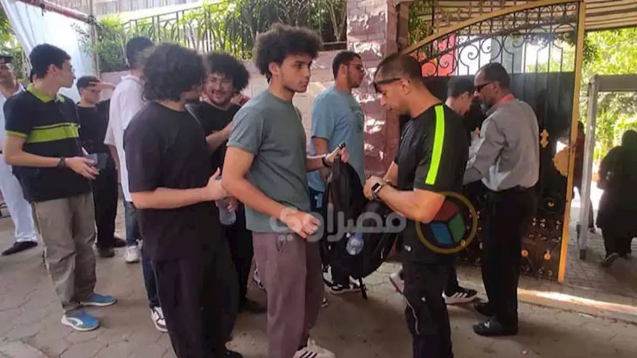 تفتيش مشدد لطلاب الثانوية العامة قبل امتحان الرياضيات البحتة بالصور