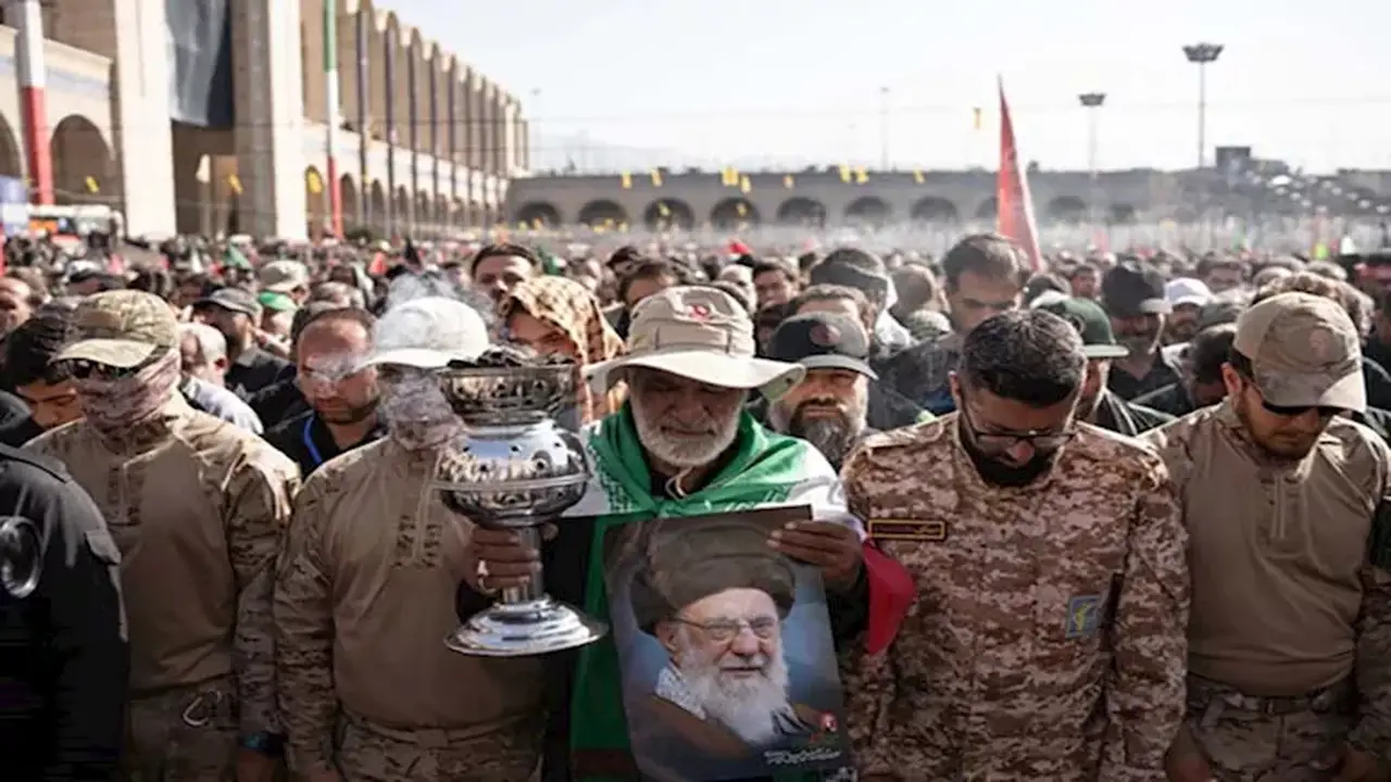 حشود ضخمة تشيع خامنئي في شوارع طهران بالصور
