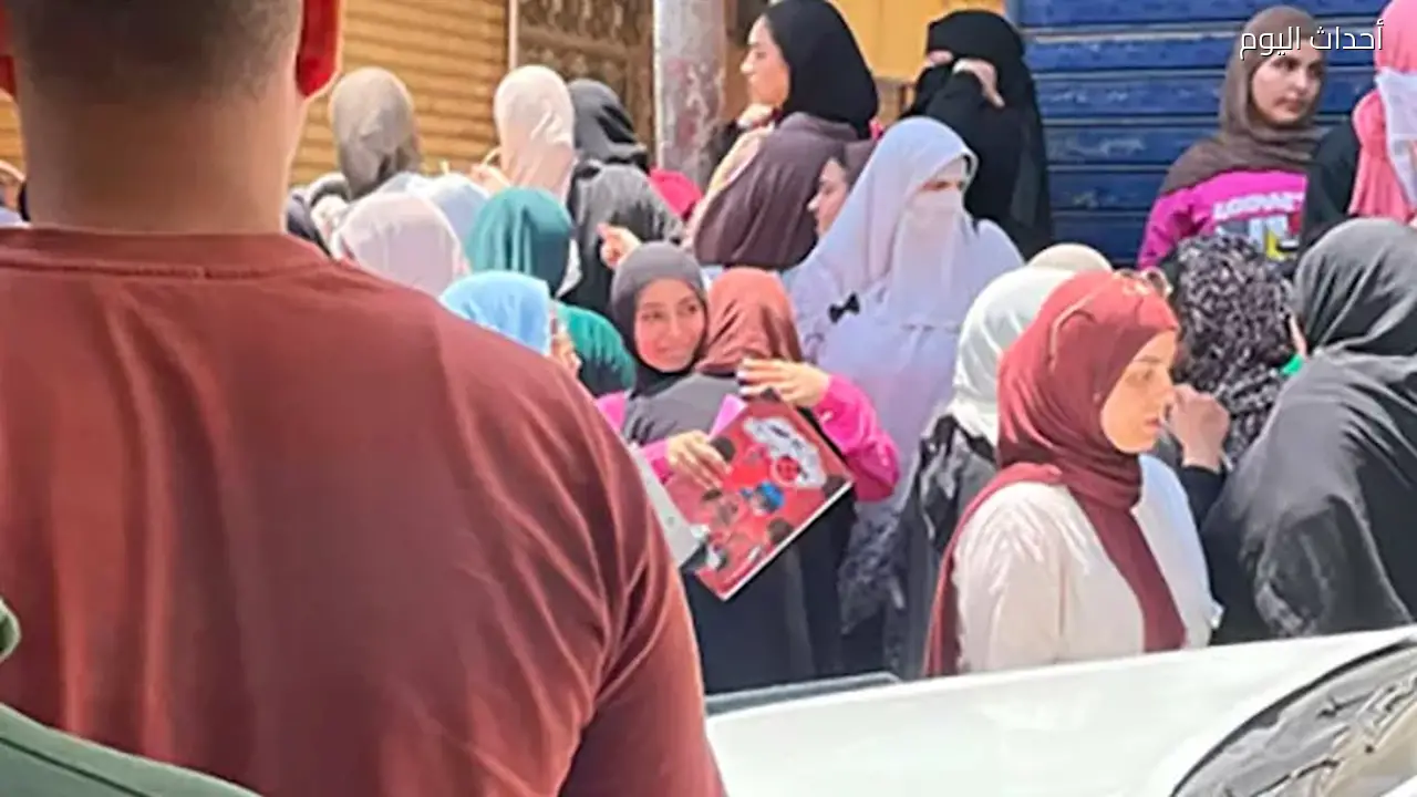 بالصور: انهيار طالبات الثانوية العامة أمام لجان الامتحان بعد امتحان الكيمياء