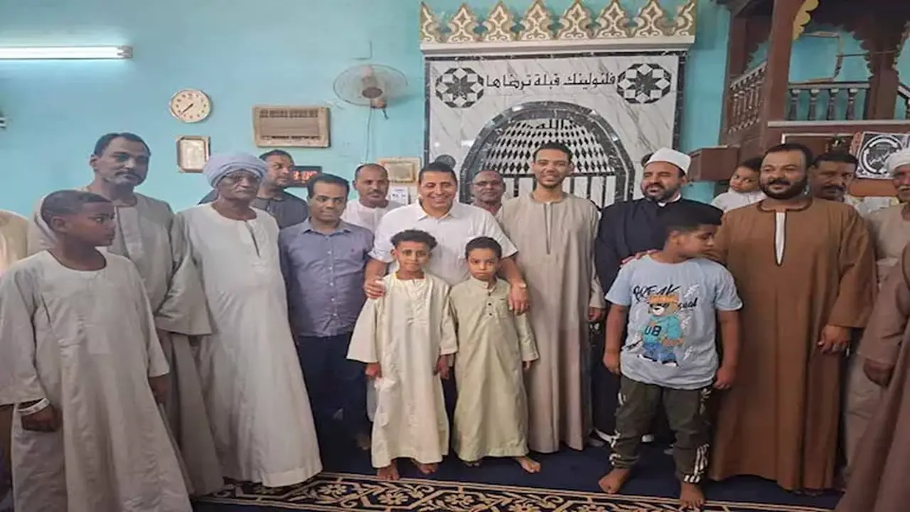 رئيس مدينة كوم أمبو يناقش شكاوى المواطنين ويؤكد على سرعة الحلول