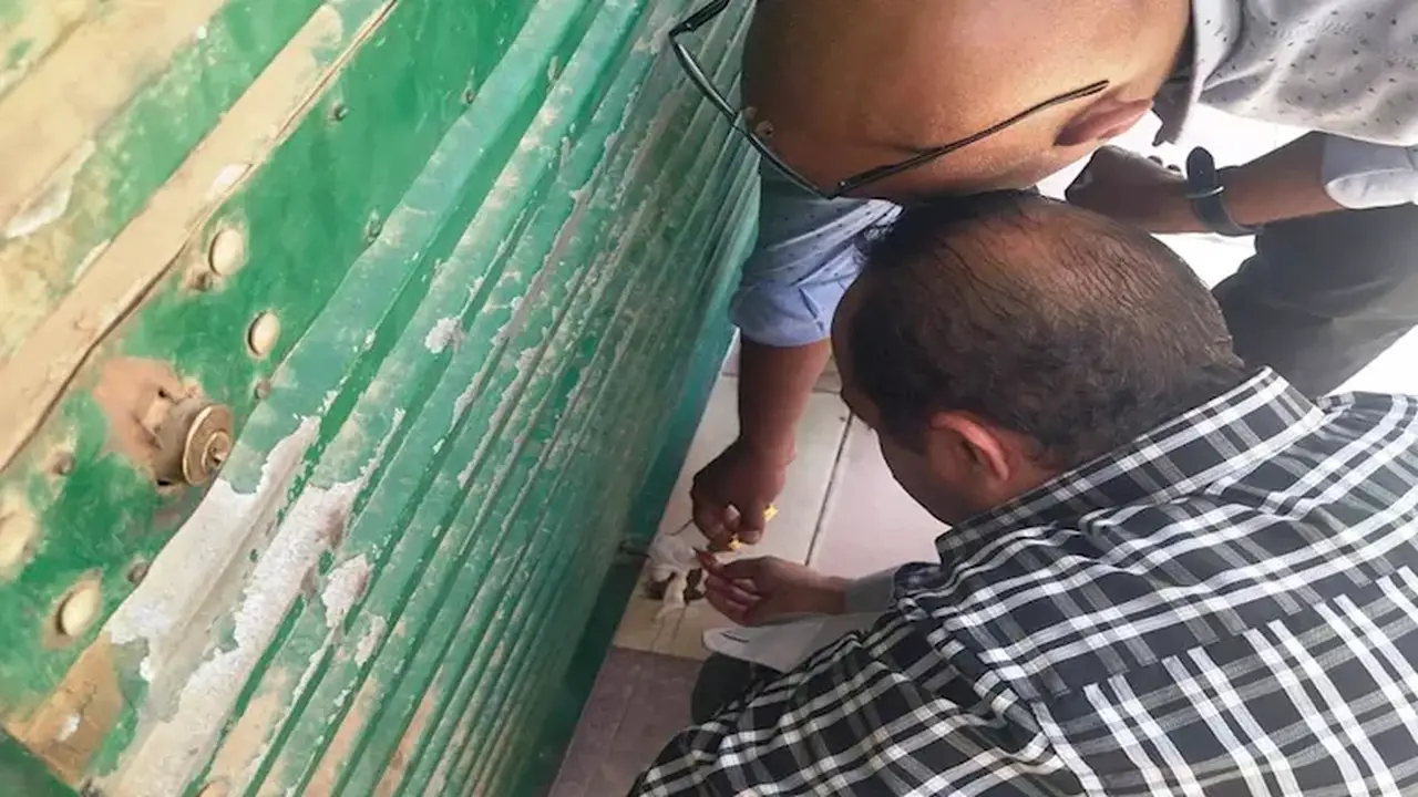غلق وتشميع 7 محال مخالفة لشروط الترخيص في حي جنوب أسوان