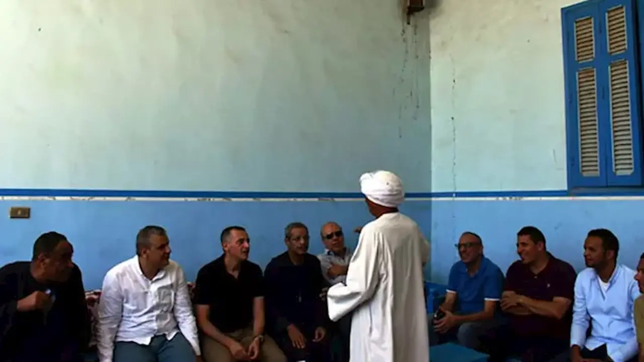 محافظ أسوان يستمع لشكاوى أهالي قرية السلسلة ويوجه بحلول عاجلة