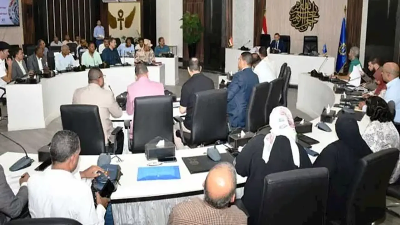 محافظ أسوان يعتمد خطة مواجهة الكوارث والأزمات للعام 2026/2027