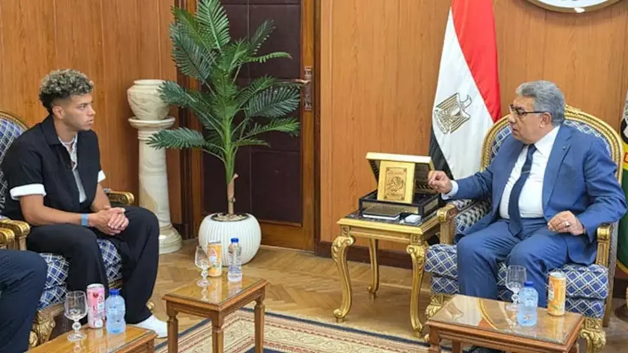 بالصور: محافظ الدقهلية يكرم إمام عاشور تقديراً لأدائه المتميز في كأس العالم