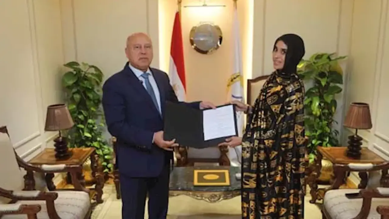 تكريم ليلى الأنصاري من وزير النقل بعد تصديها لرشق قطار بالحجارة ومنحها فرصة عمل