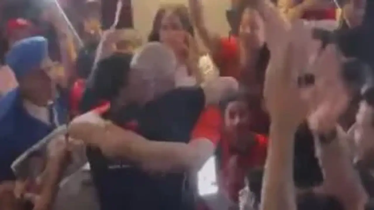 أسرة مصطفى شوبير تحتفل بعودته بعد تألقه في كأس العالم (فيديو)