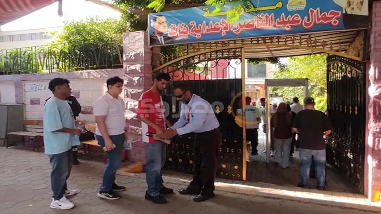 بدء تفتيش طلاب الثانوية العامة باستخدام العصا الإلكترونية قبل امتحاني الفيزياء والتاريخ