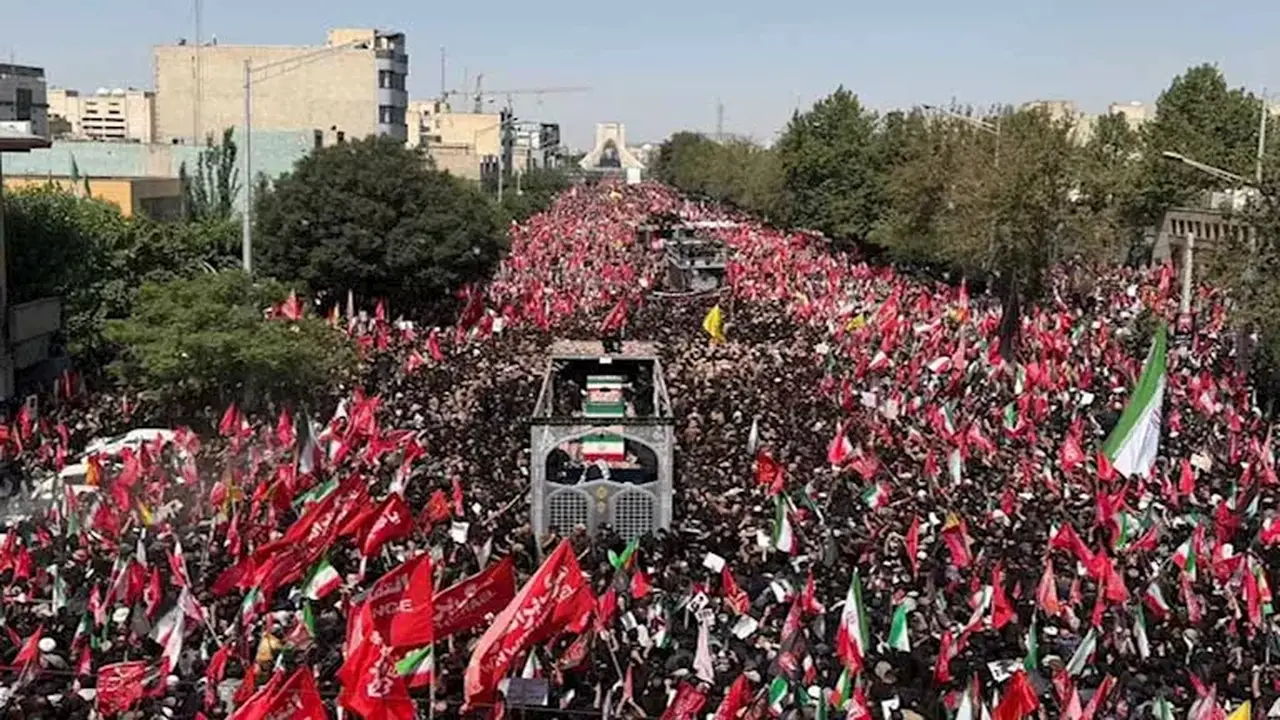 الإيرانيون يشنقون دمية ترامب ويرمونه بالجمرات خلال جنازة خامنئي