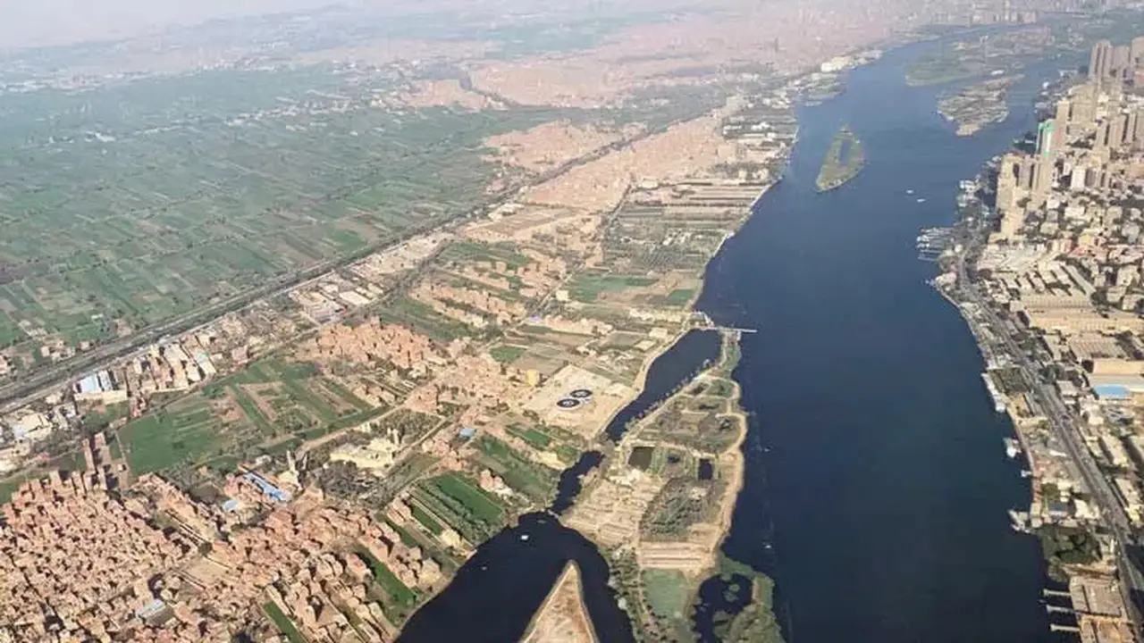 انحسار مياه نهر النيل في السودان يكشف ضفافًا واسعة ويثير تساؤلات السكان