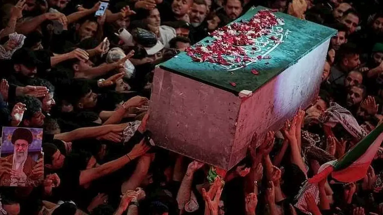 بالفيديو| حشود ضخمة تشيع علي خامنئي في كربلاء قبل نقله إلى إيران