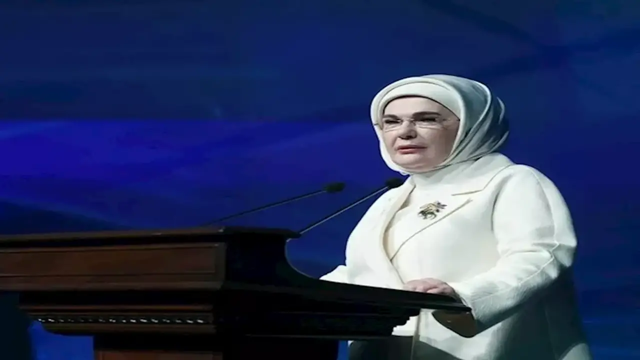 زوجة أردوغان ترفض تقبيل ماكرون ليدها خلال استقبال رسمي