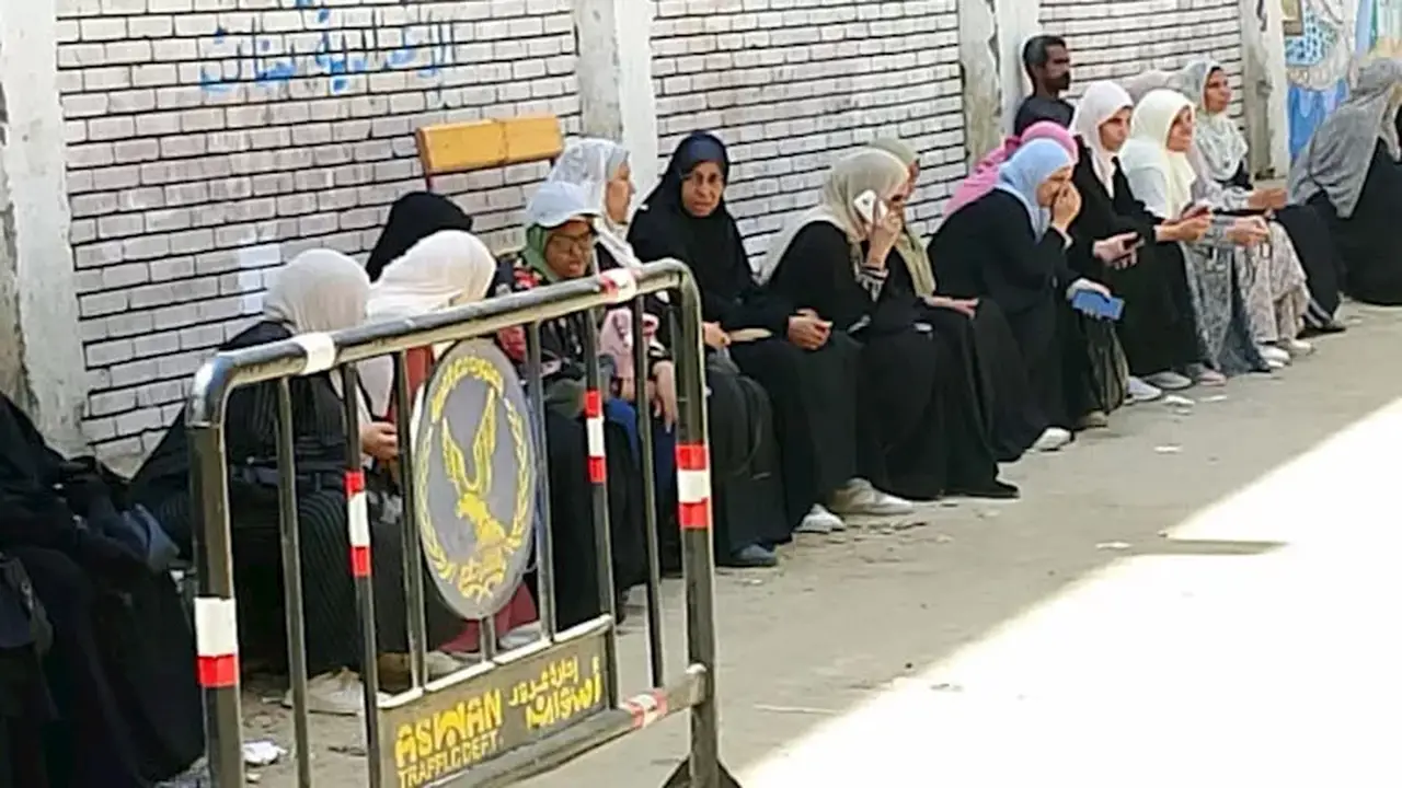 أجواء من القلق والترقب.. أمهات أسوان يفترشن الأرصفة أمام لجان امتحانات الفيزياء – صور