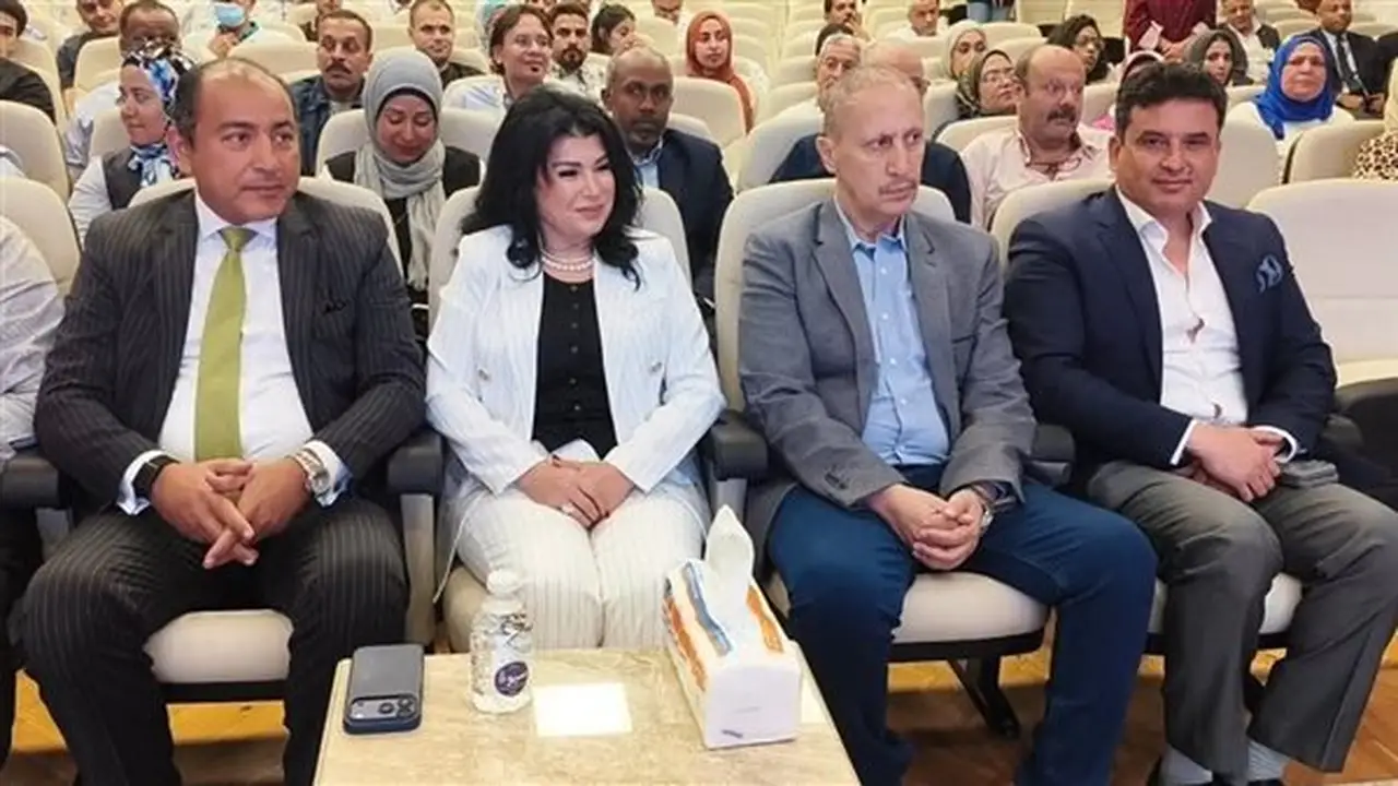 العاملون بمصر للطيران يحتفون بسهير موسى بالورود في احتفالية تعكس ثقافة الانتماء