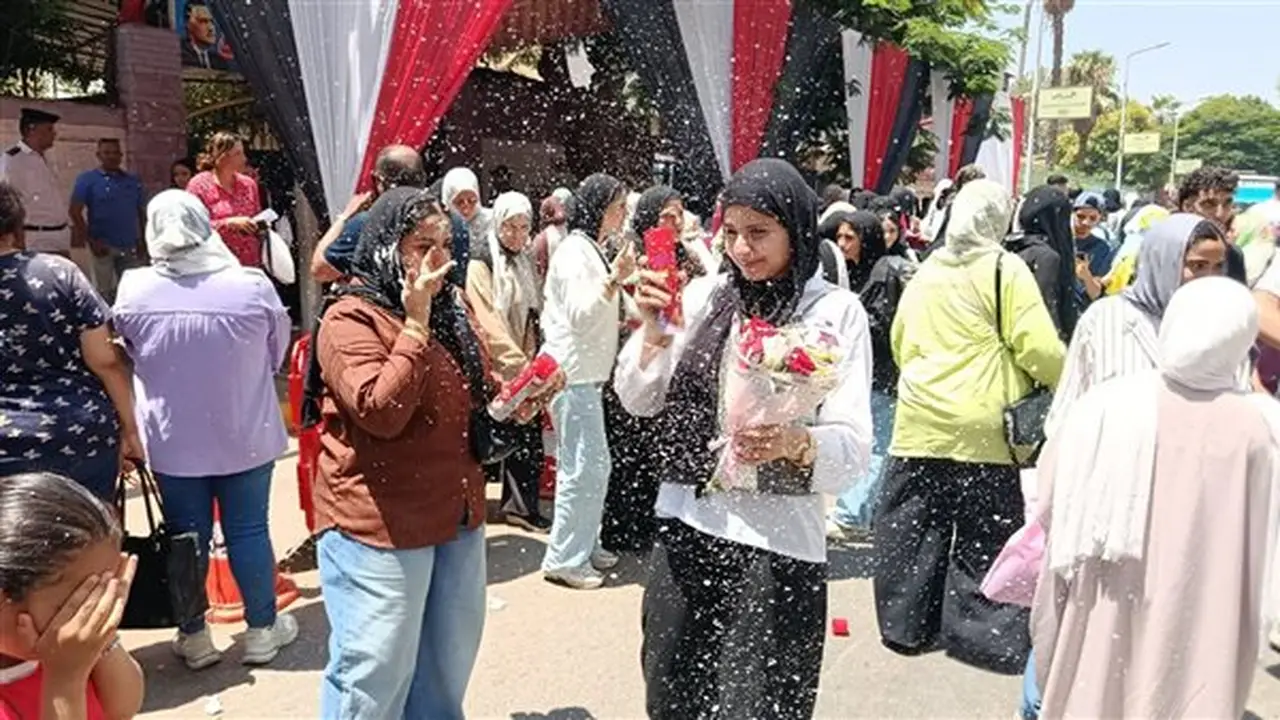 طلاب الثانوية العامة 2026 يودّعون امتحاناتهم بالورود والزغاريد