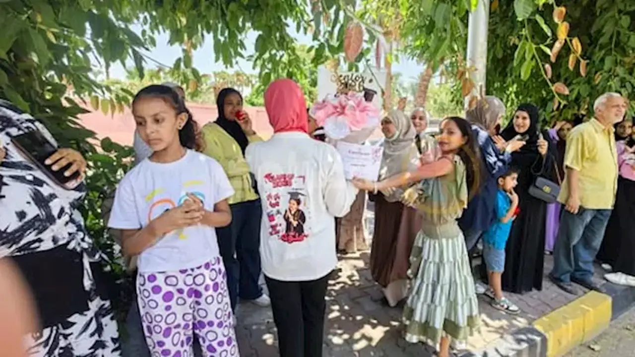 وداعًا للثانوية العامة: تيشرتات بصور الطفولة تحتفل بطالبات الأقصر – صور