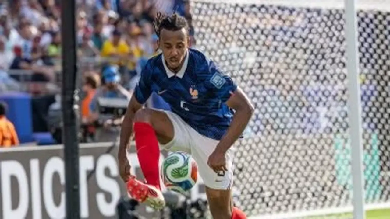 بايرن ميونخ يضع عينه على مدافع برشلونة جول كوندي بعد تألقه في كأس العالم