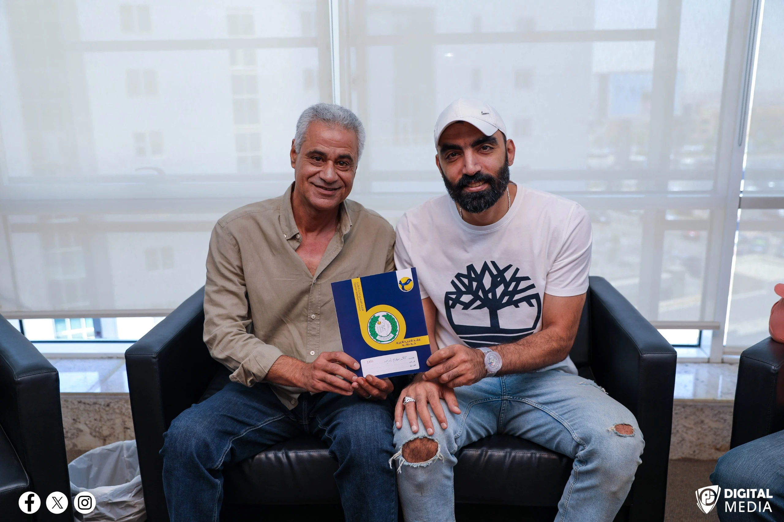 أحمد صلاح مع مسئولي بتروجت أحمد صلاح مع مسئولي بتروجت