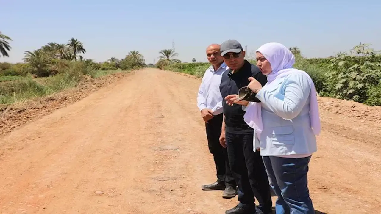 انطلاق أعمال رصف طريق الشراينة في المنيا بتكلفة 10 ملايين جنيه (صور)
