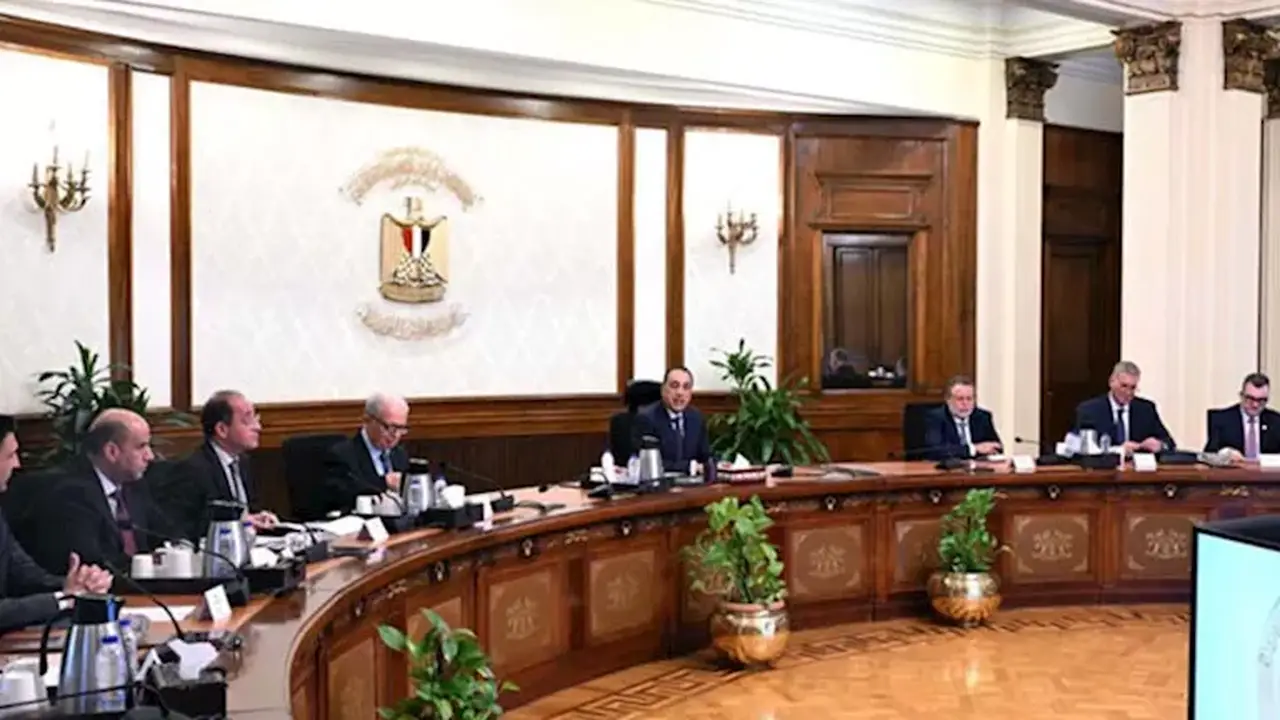 الحكومة تبدأ إعداد البرنامج الاقتصادي الوطني لمرحلة ما بعد صندوق النقد بتكليف من الرئيس السيسي