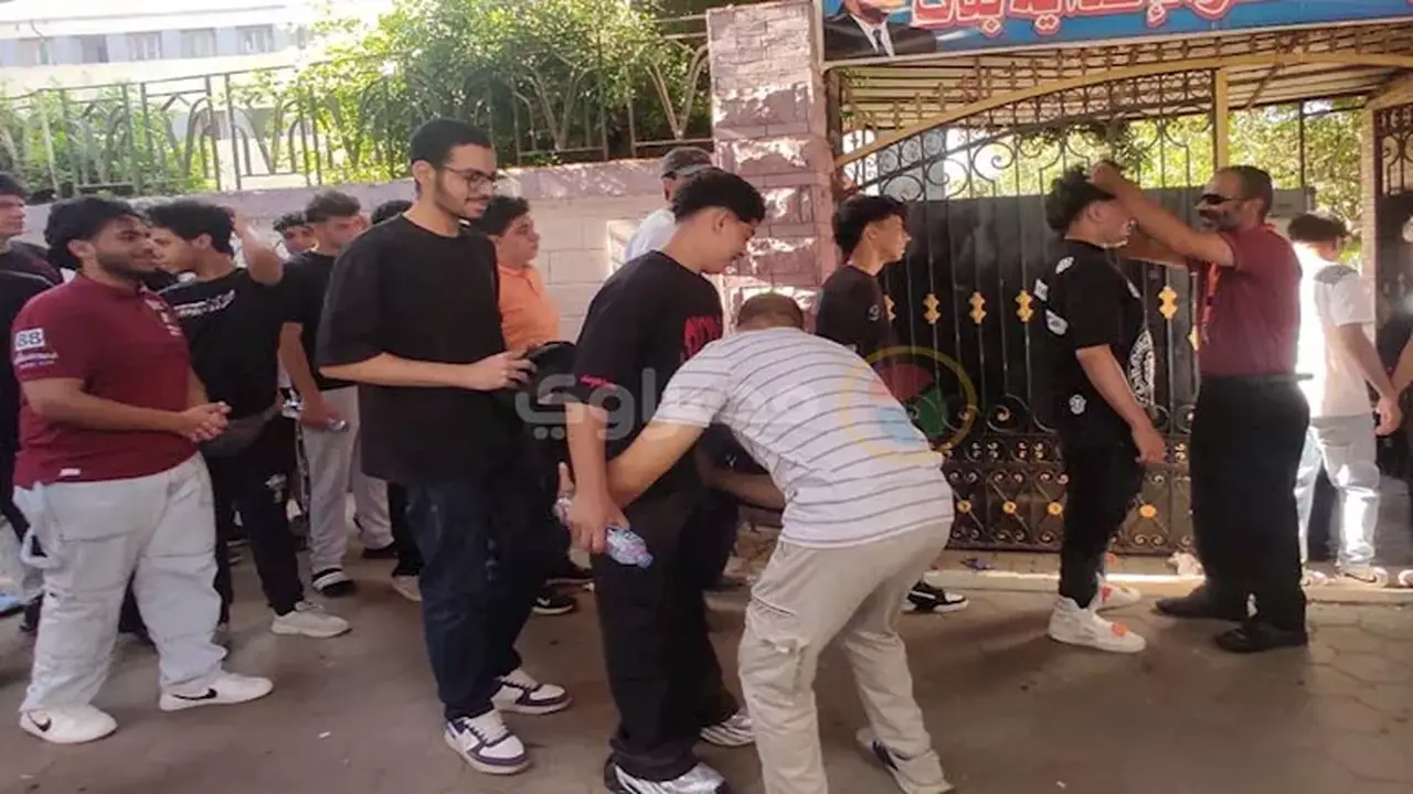 تفتيش طلاب الثانوية العامة بالعصا الإلكترونية قبل امتحان الديناميكا