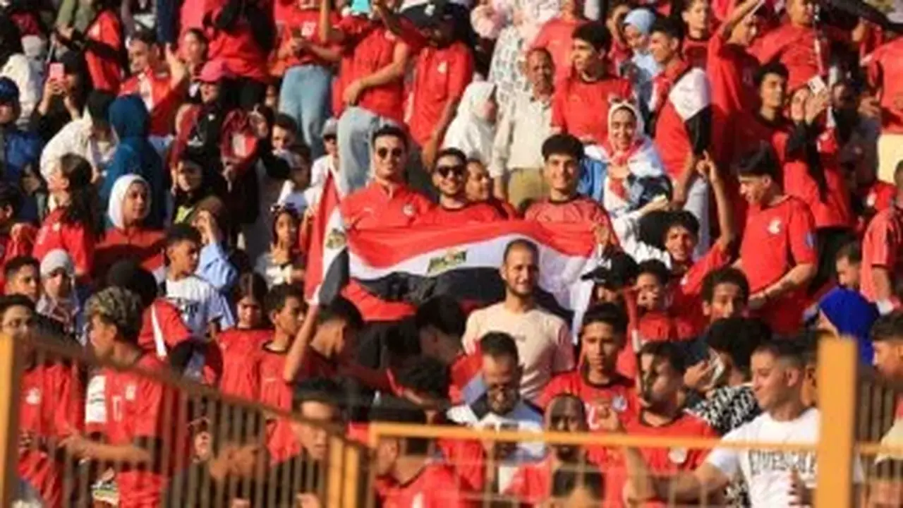 توافد الجماهير المصرية إلى استاد القاهرة للاحتفال بمنتخب مصر