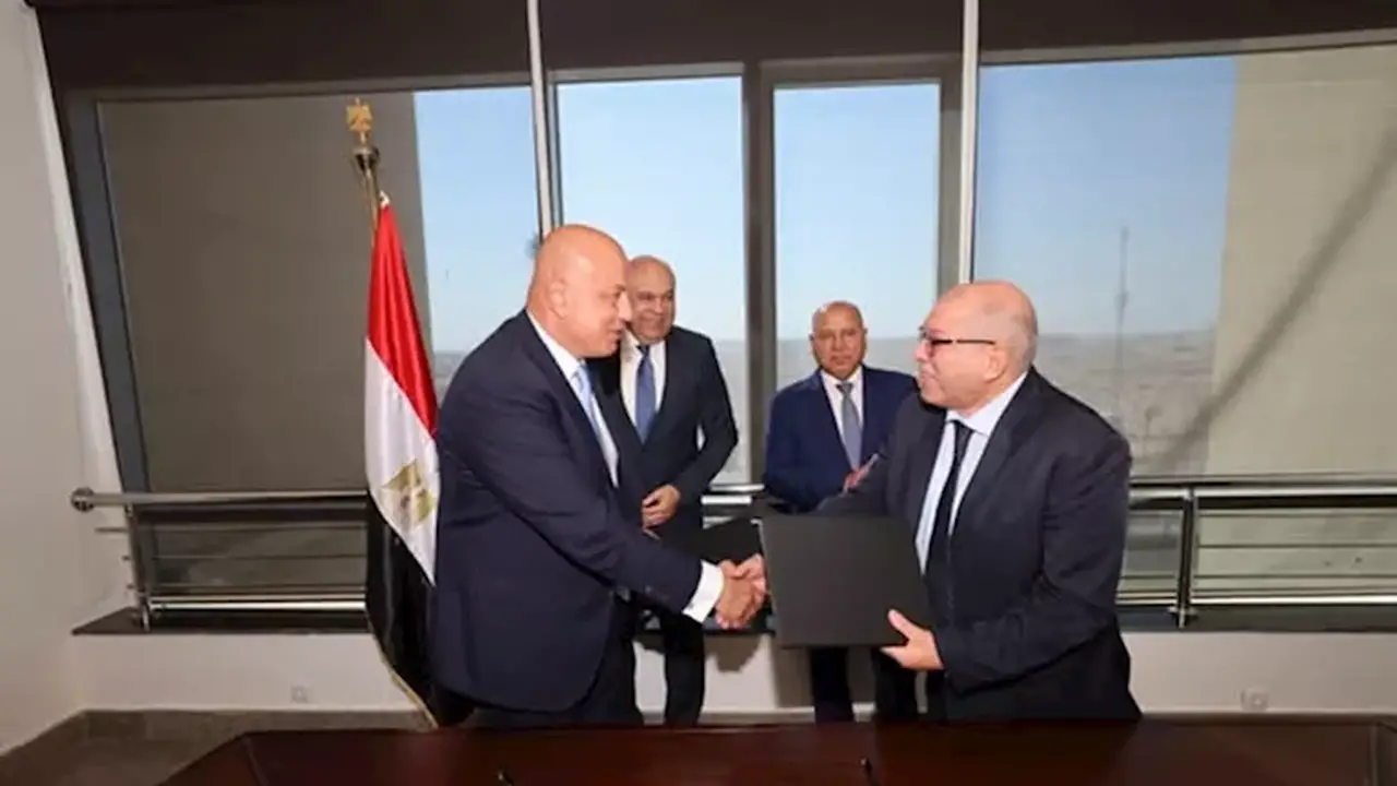 توقيع بروتوكول تعاون بين وزارتي النقل والطيران لتطوير وصيانة الممرات والطرق بالمطارات