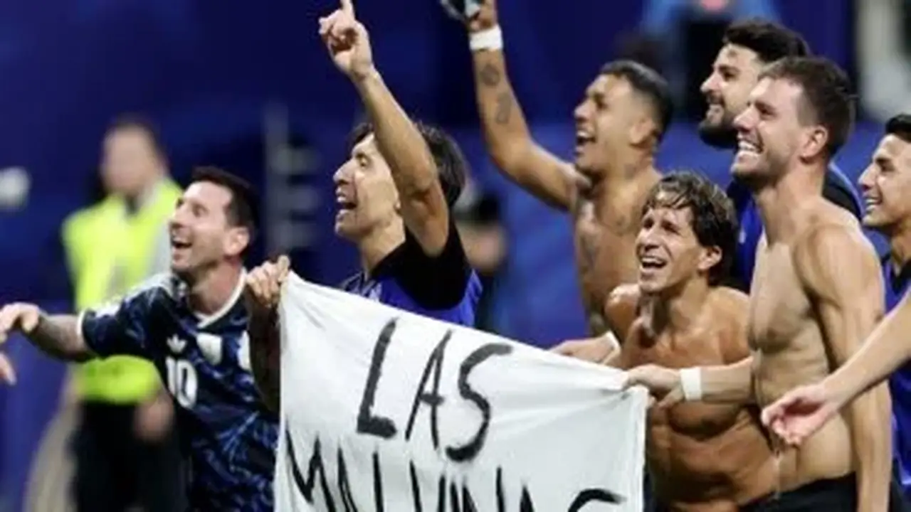 بريطانيا تطالب فيفا بالتحقيق مع منتخب الأرجنتين بعد احتفالات سياسية