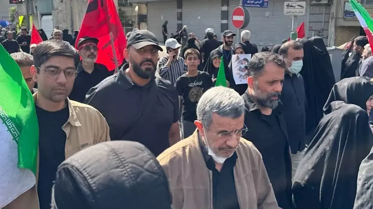 ظهور الرئيس الإيراني الأسبق أحمدي نجاد في جنازة خامنئي بعد أشهر من الغموض