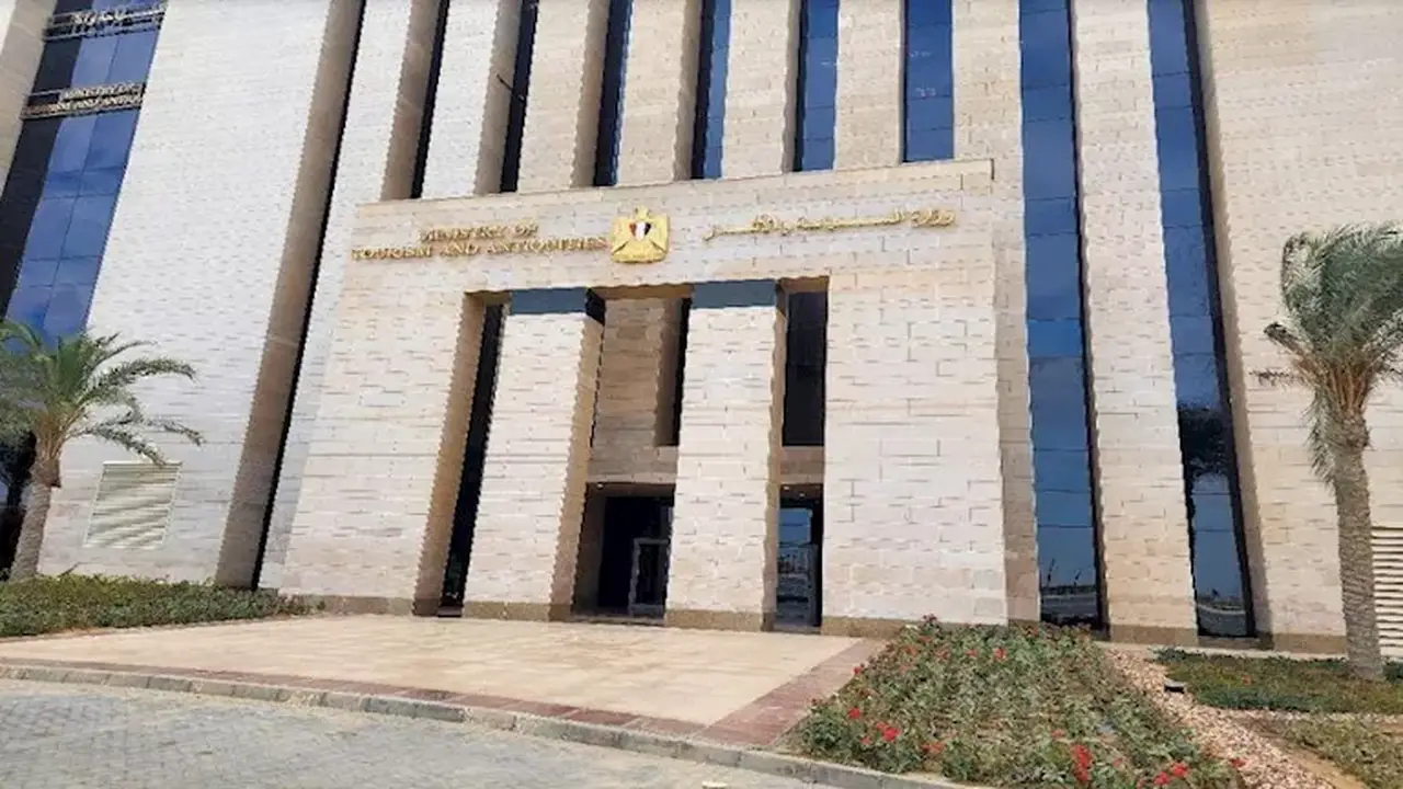 هل يحق للمصريين أداء العمرة بالتأشيرة السياحية الجديدة التي أطلقتها السعودية؟