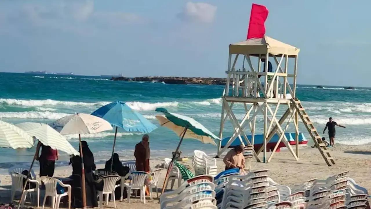 ارتفاع الأمواج يؤدي إلى منع نزول البحر بشواطئ العجمي وغرب الإسكندرية