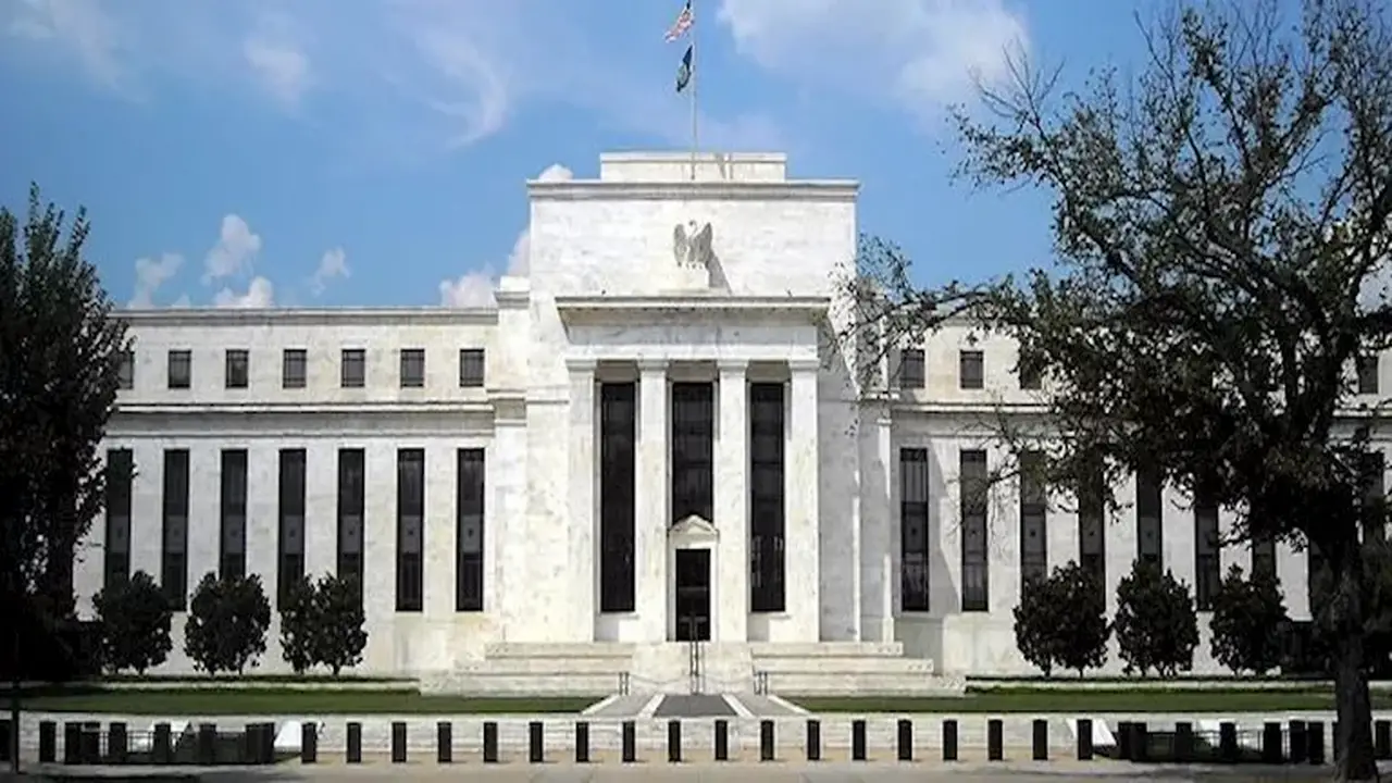 تباطؤ التضخم الأمريكي: هل يثبت الفيدرالي أسعار الفائدة في الاجتماع المقبل؟
